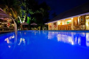 普拉兰大安塞区印度洋旅舍的夜间大型蓝色游泳池