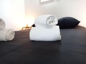 巴巴斯特Charmant gîte indépendant au calme tout confort的床上的一大堆毛巾