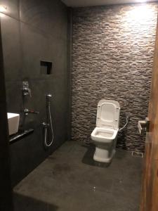 巴加Aariv Inn的一间带卫生间和水槽的浴室
