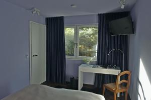 纽伦堡quartier26的一间卧室配有一张床、一张书桌和一个窗户。