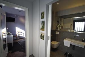 纽伦堡quartier26的一间带水槽、卫生间和镜子的浴室