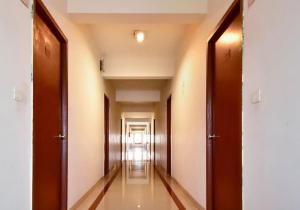 钦奈潘迪恩酒店的一条空的走廊,有木门的办公楼