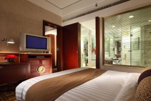 北京民族饭店的一间卧室配有一张大床和电视