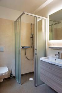 普劳西Ferienanlage - Zum See的带淋浴、盥洗盆和卫生间的浴室