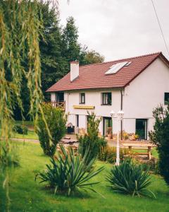 JurkówLipolas-slowlife&guesthouse的白色房子,有红色屋顶