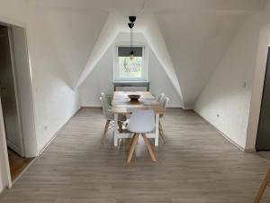 埃森Schöne Ferienwohnung im Dachgeschoss的一间带桌椅的用餐室