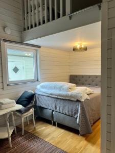 格兰纳Hills Cottage的一间卧室配有一张床、一张桌子和一个窗户。