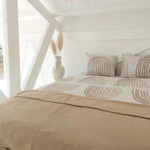 奥德多普Casa Pueblo Viejo的白色卧室配有带2个枕头的床