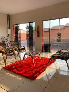 卡罗莱纳Pousada Vidal的一间房间,配有椅子和红色地毯