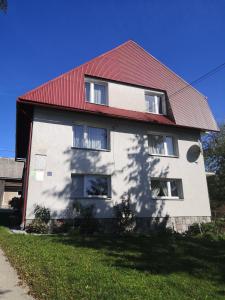Lipnica WielkaNa Dziole的一座白色的大建筑,有红色的屋顶