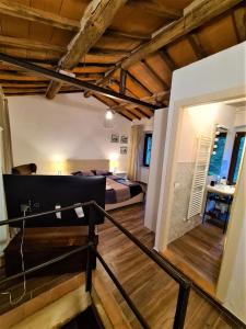 马萨Incantevole casa sul fiume, Relax e Natura ai piedi della Alpi Apuane的一间卧室配有一张床,房间设有楼梯