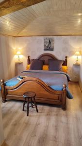 GaujacqLe Domaine de Laurolie的一间卧室配有一张大木床。