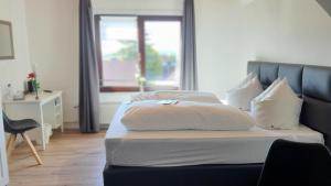布劳恩拉格Hotel Schneiderhof的卧室内的一张带两个枕头的床