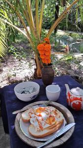 沙湾拿吉Sala Thongyon - Guest House的一张蓝色桌子,上面有盘子的食物