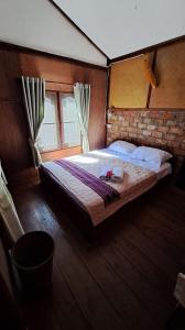 沙湾拿吉Sala Thongyon - Guest House的一间卧室,卧室内配有一张大床