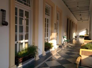 加尔各答哈灵顿住宿加早餐旅馆的一个带格子地板的房子的门廊