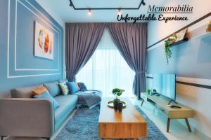 八打灵再也Elegant Homes 9Pax 5Bed Sunway Pyramid-Lagoon 2 Car Park的客厅配有蓝色的沙发和桌子