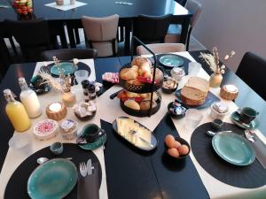 VeldenHotel Café de Sport的餐桌,上面有食物和盘子
