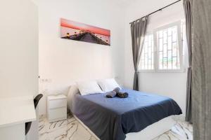 巴达洛纳Apartamento en Planta Baja en Badalona的一间小卧室,配有床和窗户
