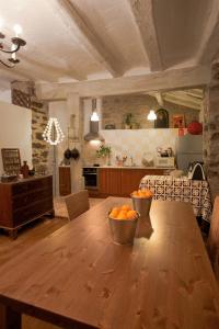 OlloHotel El Secreto de Ollo的厨房配有带橙子的木桌