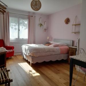 安德诺莱斯贝恩Chambres d'hôtes couleur bassin d'Arcachon的一间卧室设有一张床和一个窗口