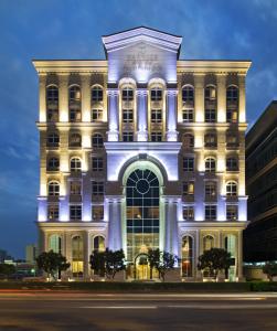 多哈多哈沃里克酒店的夜间点亮的建筑物