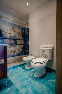 布宜诺斯艾利斯Shoshana Hotel Boutique的浴室设有2个卫生间,铺有蓝色地板。