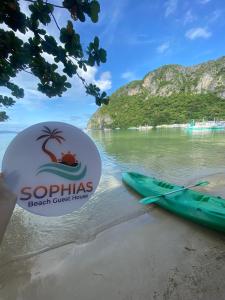 爱妮岛Sophias Beach Guest House的海滩上的标志,上面有皮艇