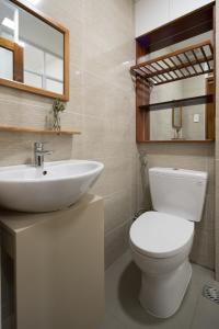 胡志明市Homestay TITO的浴室配有白色卫生间和盥洗盆。