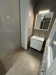 米兰Apartment Typex的浴室设有白色水槽和镜子