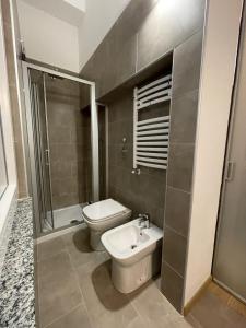 米兰Apartment Typex的浴室配有卫生间、盥洗盆和淋浴。