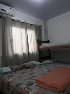 佩尼亚Apartamentos C. Santos的一间卧室配有一张床铺,床上有毯子