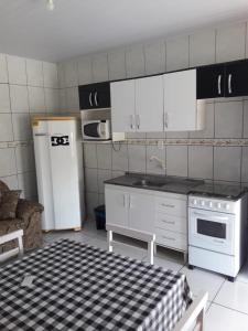 佩尼亚Apartamentos C. Santos的厨房配有炉灶和白色冰箱。