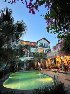 宁平Tam Coc Full House Homestay的房屋前有游泳池的房子