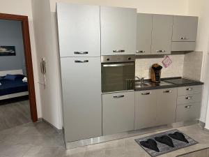 罗马Saint Peter Vatican City confortable Apartament Stellasia casa vacanza的厨房配有白色橱柜和炉灶烤箱。