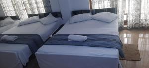 卡特勒格默Fair View Bungalow的带窗户的客房内的两张单人床
