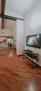 博洛尼亚crociali的客厅配有壁挂式大屏幕平面电视