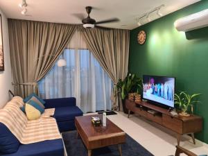 莎阿南Aldridge Residence Executive Suite 2B@Shah Alam的客厅配有蓝色的沙发和电视