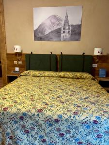切萨纳·都灵尼斯夏波顿酒店的一间卧室配有床,床上装有被子