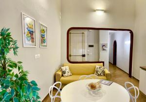 卡塔尼亚Sabbinirica House的客厅配有黄色的沙发和桌子