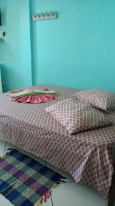 瓜拉派瑞萨斯德望厦宾馆的一张带粉红色床单和枕头的床