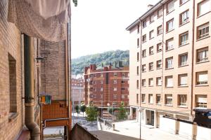 毕尔巴鄂¡Recién publicado!Amezola - Bilbao的从窗户可欣赏到城市街道的景色