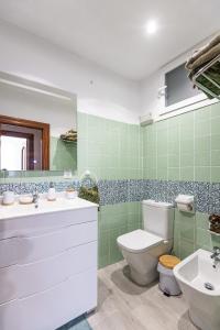 毕尔巴鄂¡Recién publicado!Amezola - Bilbao的绿色浴室设有卫生间和水槽