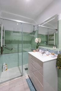 毕尔巴鄂¡Recién publicado!Amezola - Bilbao的一间带玻璃淋浴和水槽的浴室