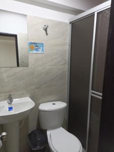 圣奥古斯丁Hotel SAMAI的浴室配有卫生间、盥洗盆和淋浴。