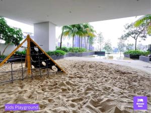 吉隆坡Continew Residences TRX Lux Pool View的地面上沙子的建筑中的游乐场