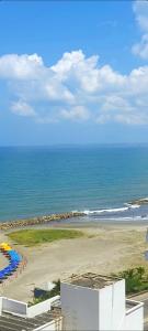 卡塔赫纳Cabrero Beach 1111的享有海滩和大海的空中景致