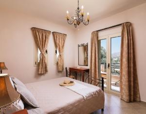 皮特斯迪亚Villa Emanuela的一间卧室设有一张床和一个窗口