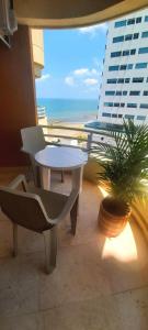 卡塔赫纳Cabrero Beach 1111的海景阳台上的桌椅