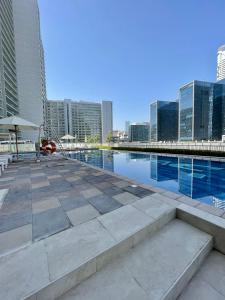 迪拜Wonderful Reva Aparthotel Downtown的一座位于高楼城市的游泳池